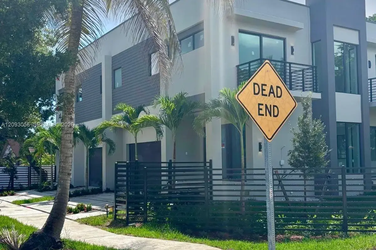 Townhouse in Fort Lauderdale: photo 1 of 16