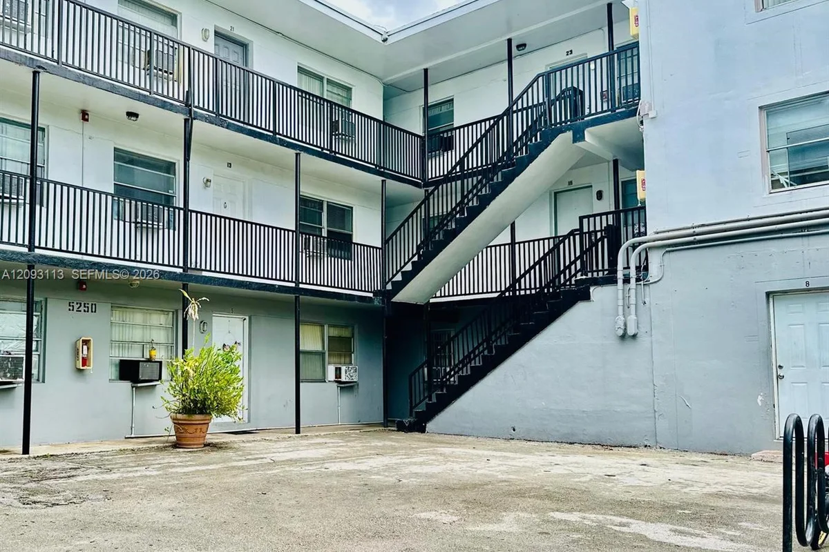 5200 NW 26th Ave #16, Miami: photo 1 of 9
