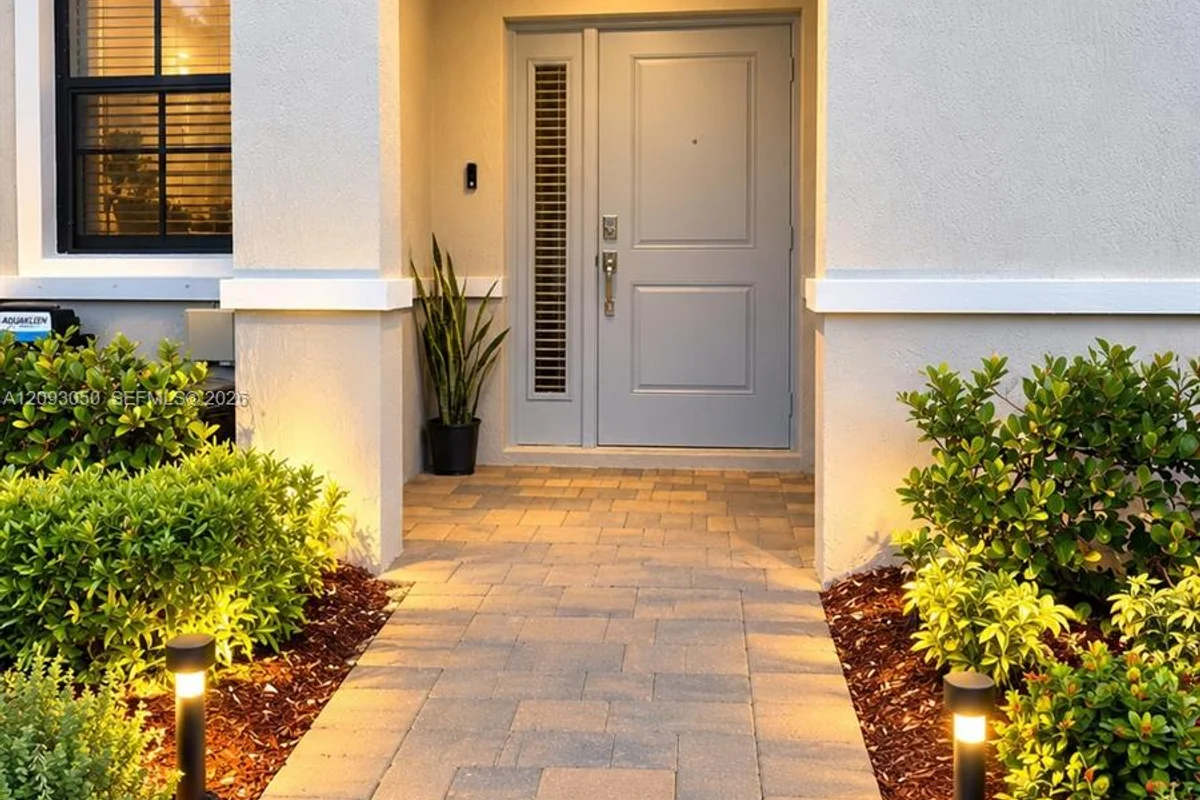 1454 NE 3rd Ave, Florida City: photo 1 of 15