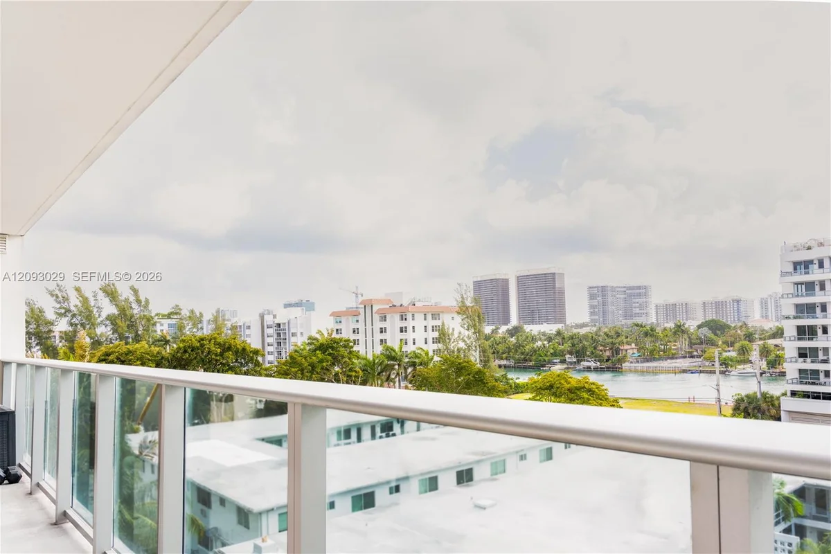 1025 92 #706, Bay Harbor Islands: photo 1 of 21