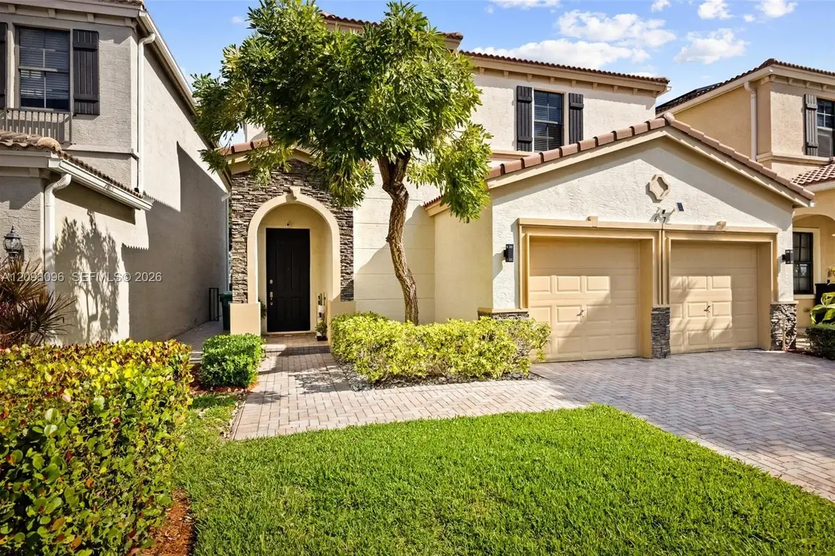 697 NE 193rd Ter, Miami: photo 1 of 41