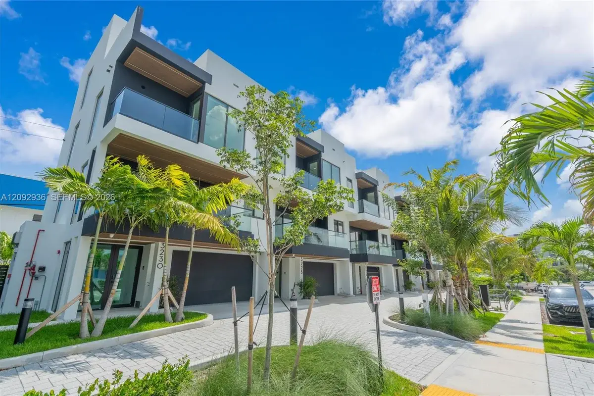 3222 NW 7th St, Pompano Beach: photo 1 of 35
