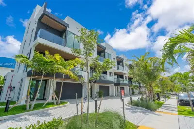 3222 NW 7th St, Pompano Beach: photo 1 of 35