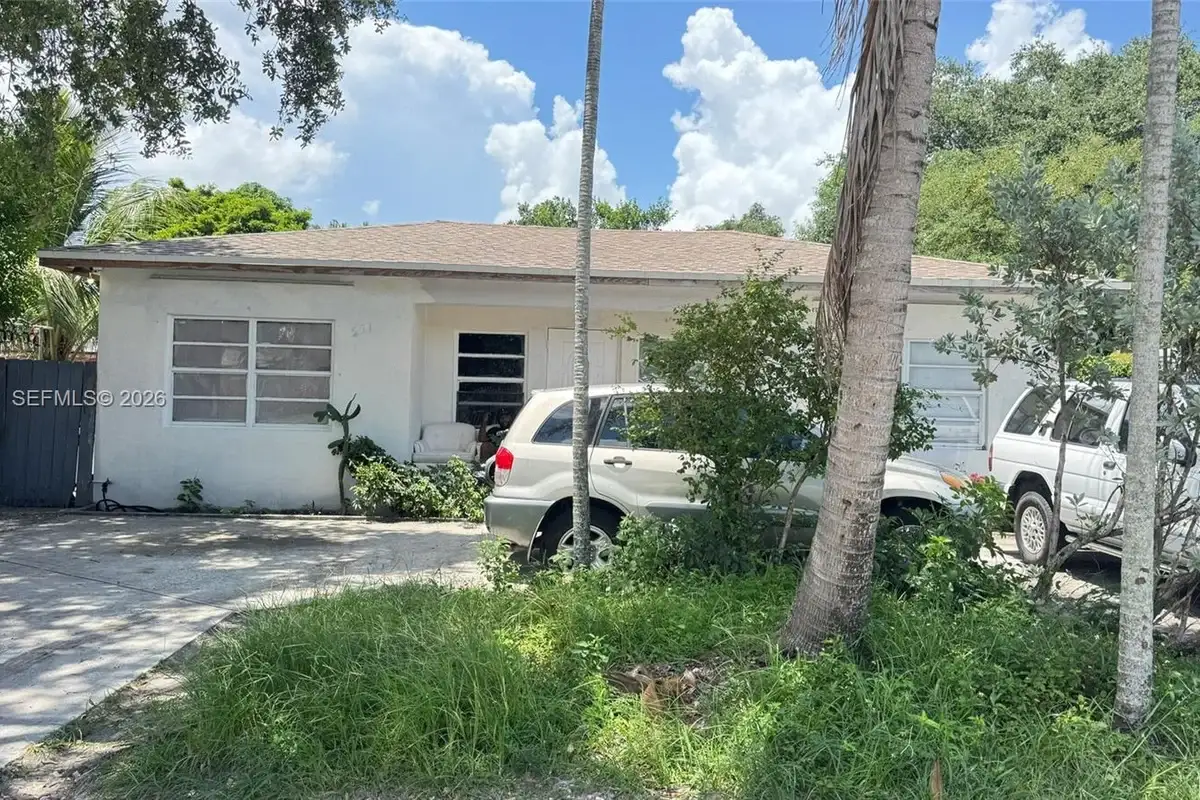551 NE 159th St, Miami: photo 1 of 26