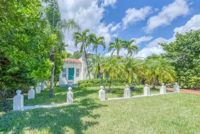 411 S Federal Hwy, Lake Worth Beach: photo 1 of 26