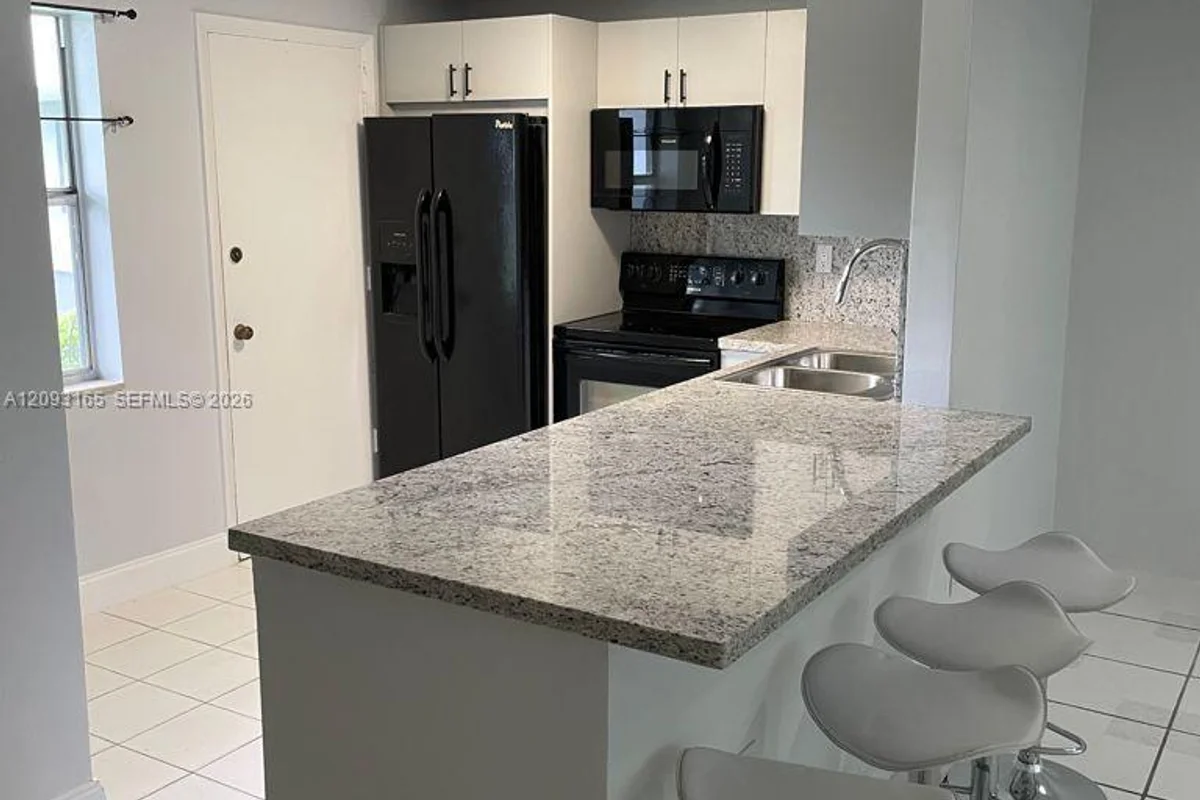 1601 NE 191st St #B118, Miami: photo 1 of 7
