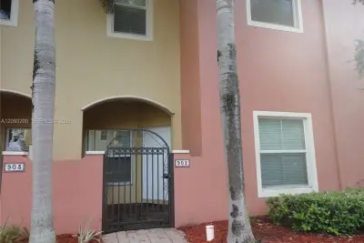 Townhouse in Tamarac: photo 1 of 17