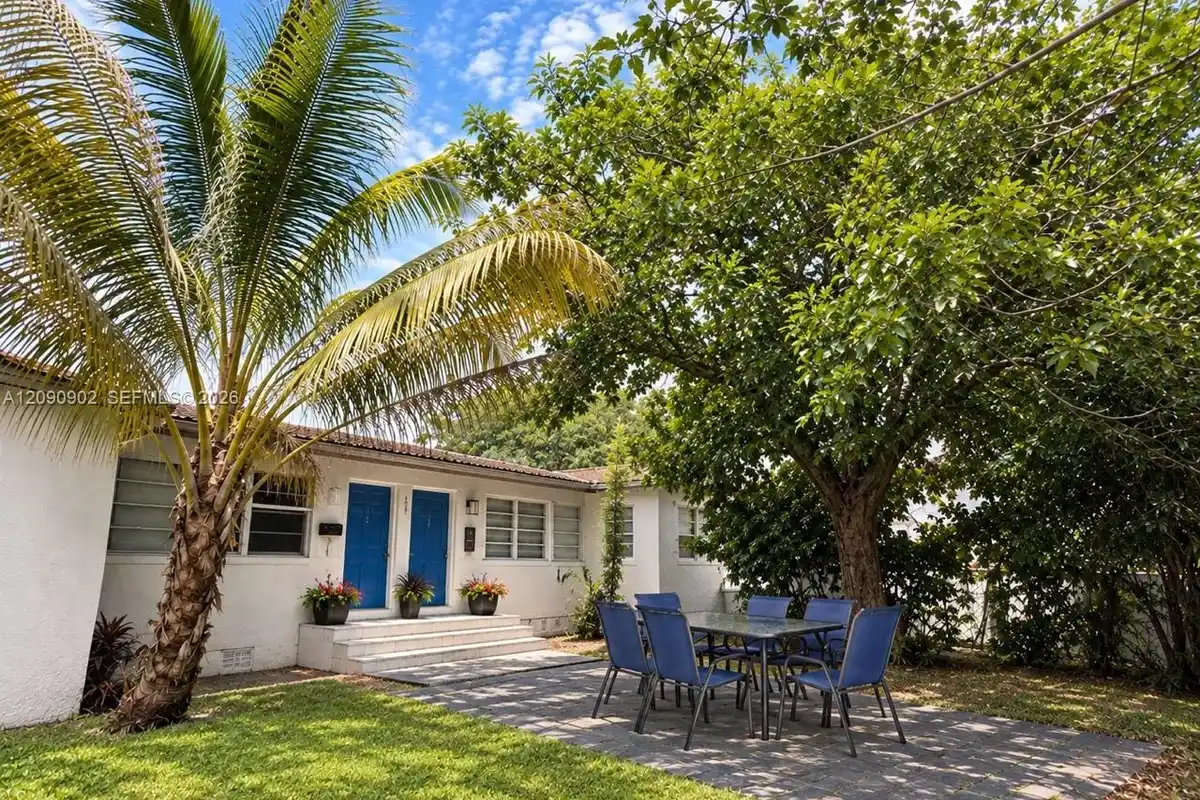 1252 NW 58th St, Miami: photo 1 of 13