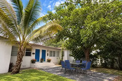 1252 NW 58th St, Miami: photo 1 of 13