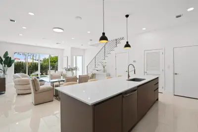 1807 NE 13 St, Fort Lauderdale: photo 1 of 58