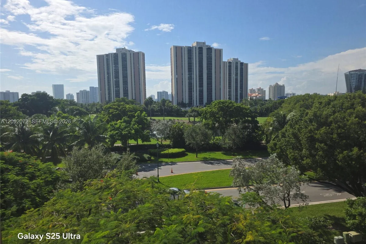 Condo in Aventura: photo 1 of 7
