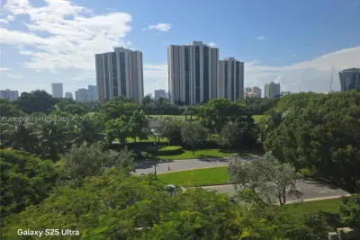 Condo in Aventura: photo 1 of 7