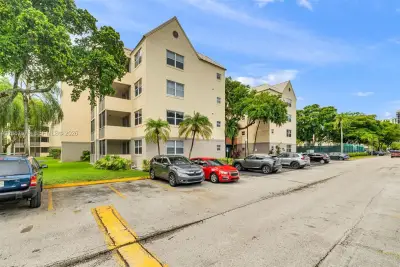 8255 Lake Dr #304, Doral: photo 1 of 26