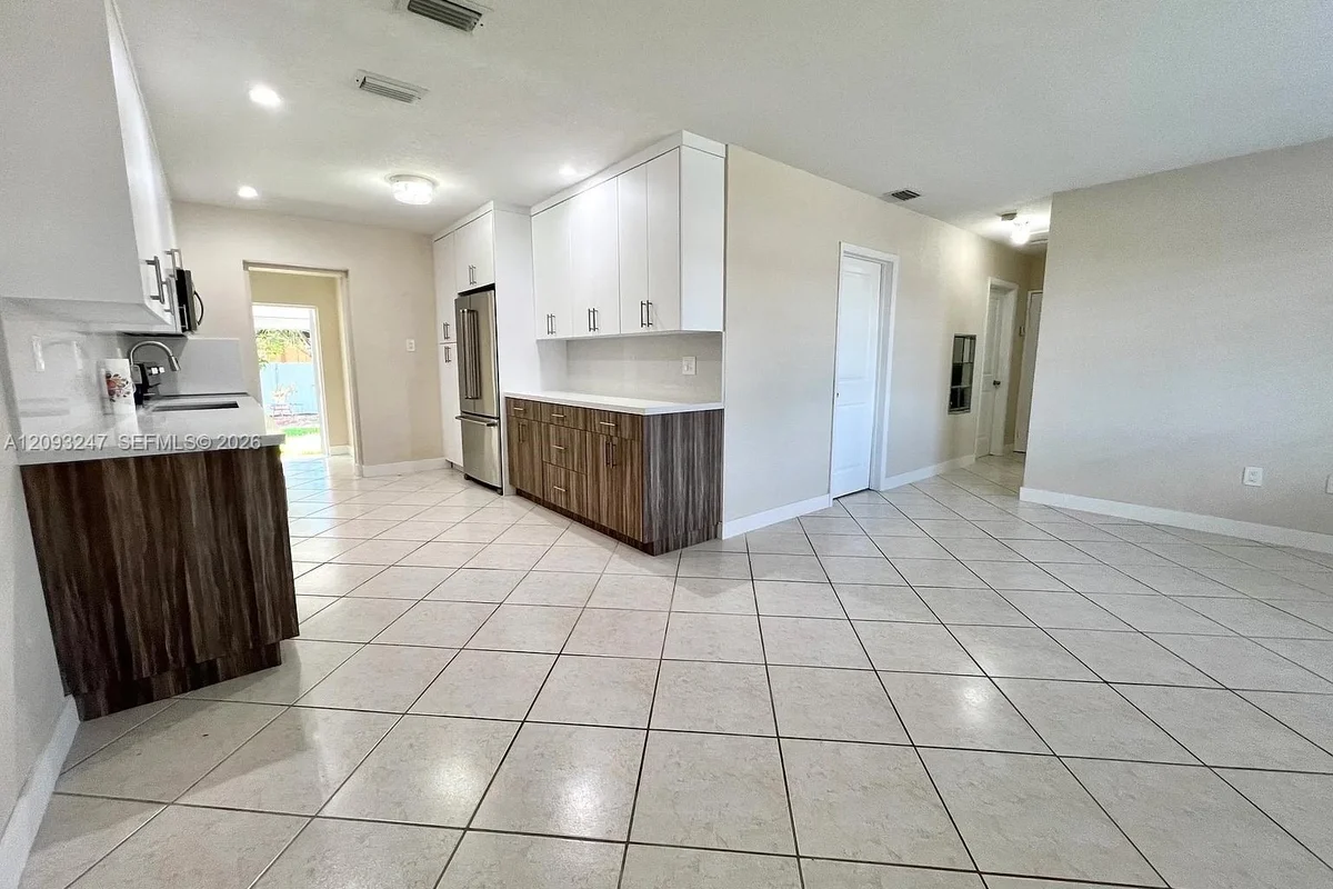 1175 W 33rd Pl, Hialeah: photo 1 of 34
