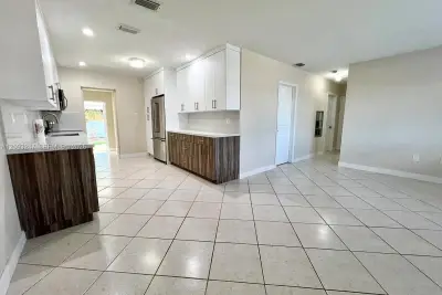 1175 W 33rd Pl, Hialeah: photo 1 of 34