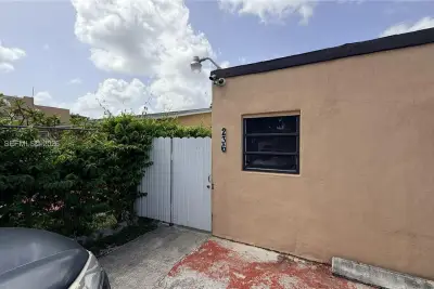 236 E 14th St, Hialeah: photo 1 of 26