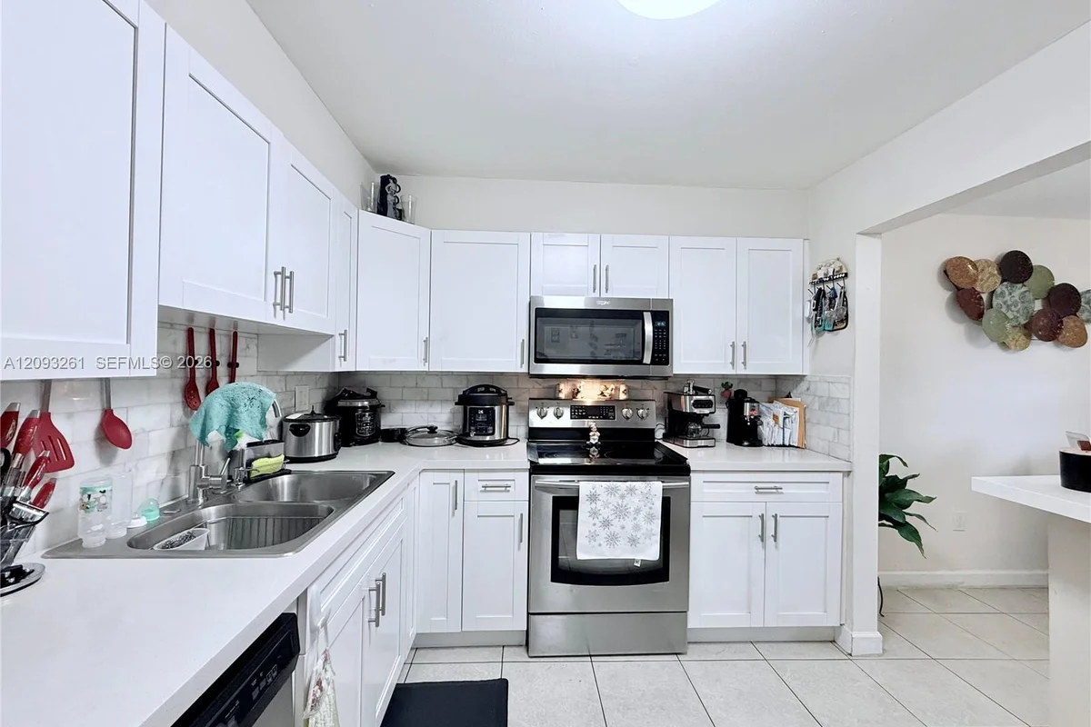 1284 W 44th Pl #1, Hialeah: photo 1 of 26
