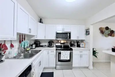 1284 W 44th Pl #1, Hialeah: photo 1 of 26