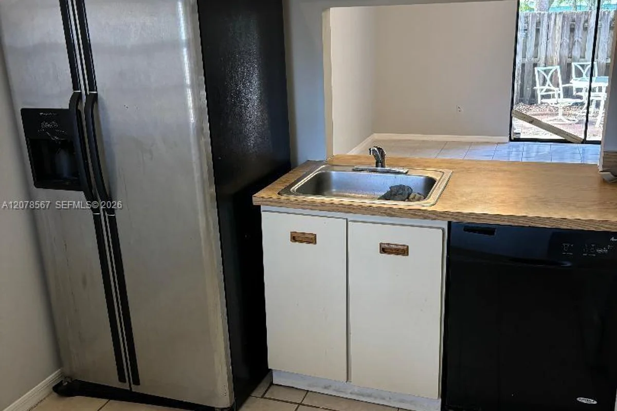 1157 NE 210th Ter, Miami: photo 1 of 9