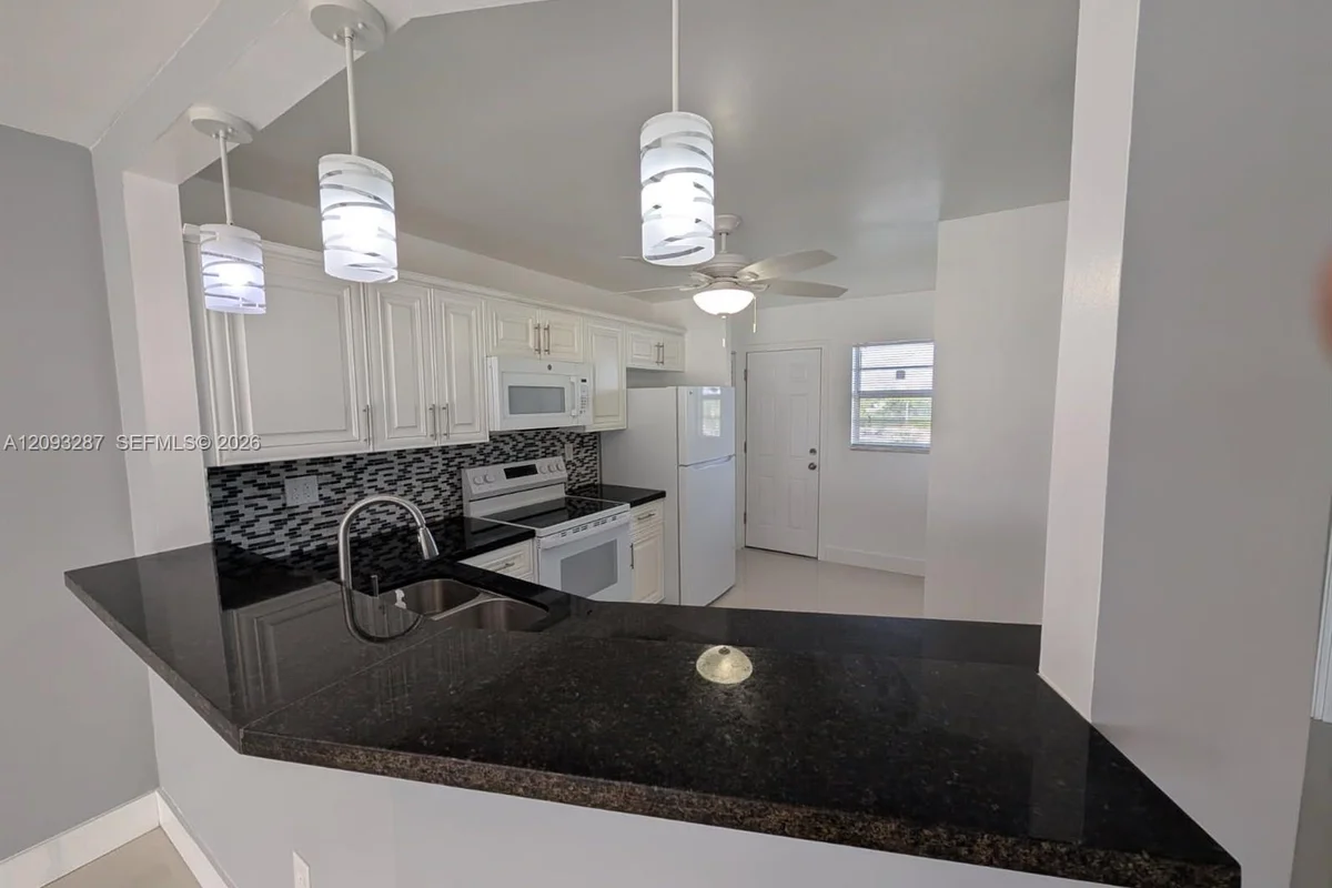 1750 NE 191st St #622-3, Miami: photo 1 of 9