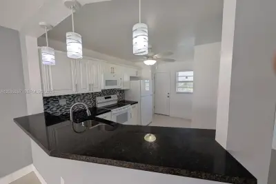 1750 NE 191st St #622-3, Miami: photo 1 of 9