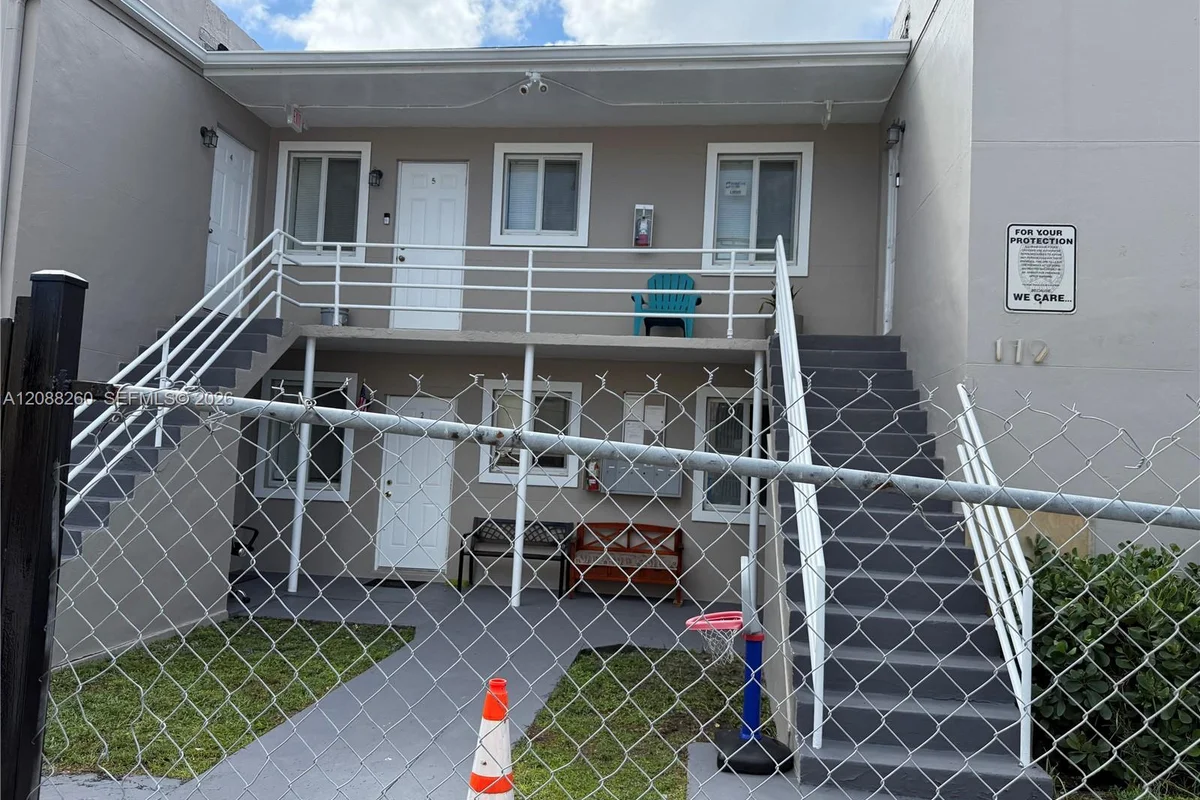 172 NW 12th St #1, Miami: photo 1 of 12
