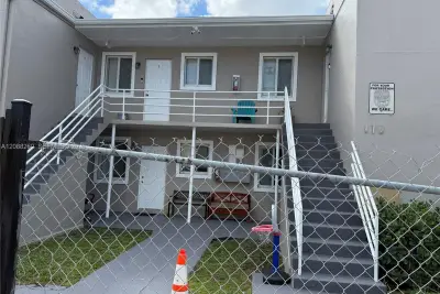 172 NW 12th St #1, Miami: photo 1 of 12