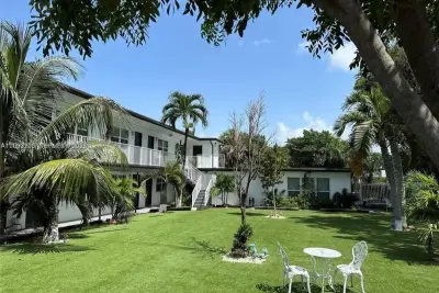 1821 Thomas St #8, Hollywood: photo 1 of 16