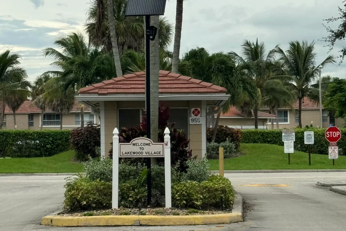 819 Twin Lakes Dr #31-C, Coral Springs: photo 1 of 17