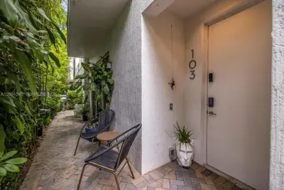 455 NE 39th St #103, Miami: photo 1 of 44
