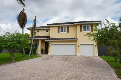 13261 SW 209th St, Miami: photo 1 of 17
