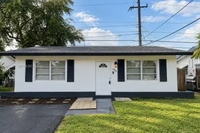 1904 NW 45th Ct, Tamarac: photo 1 of 11