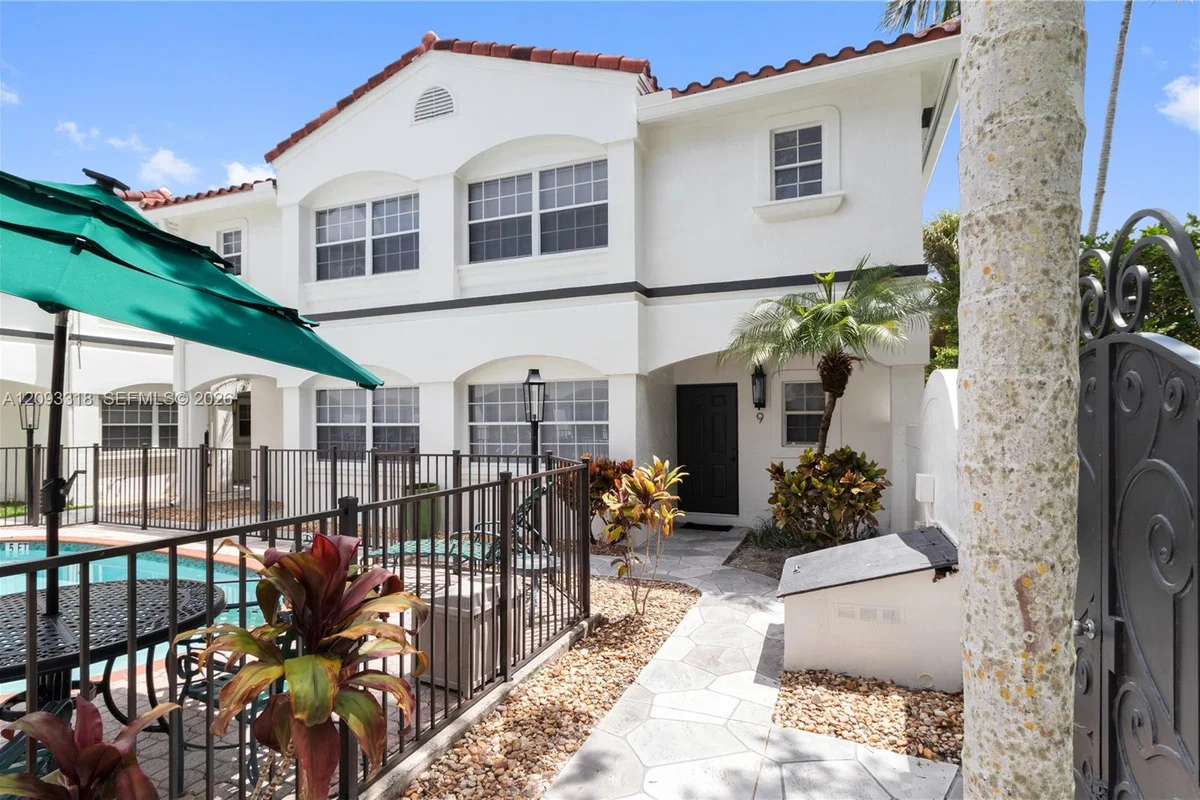 801 NE 1st St #9, Fort Lauderdale: photo 1 of 33