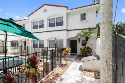 801 NE 1st St #9, Fort Lauderdale: photo 1 of 33