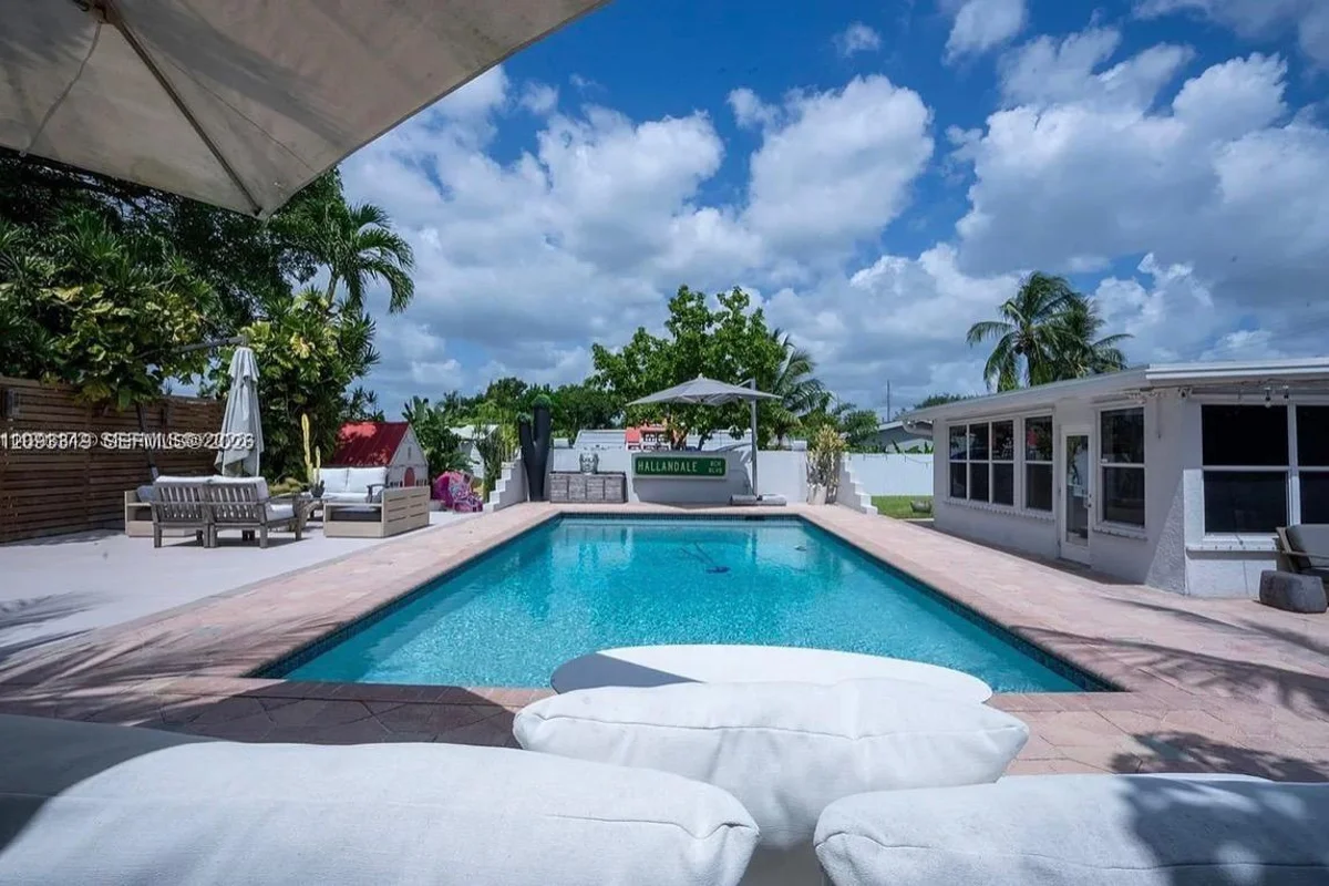 House in Hallandale Beach: photo 1 of 24