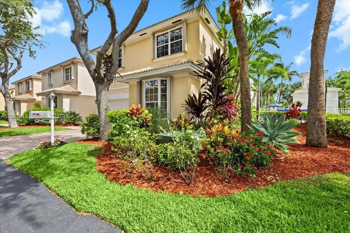 1241 Grant St, Hollywood: photo 1 of 24