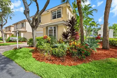 1241 Grant St, Hollywood: photo 1 of 24