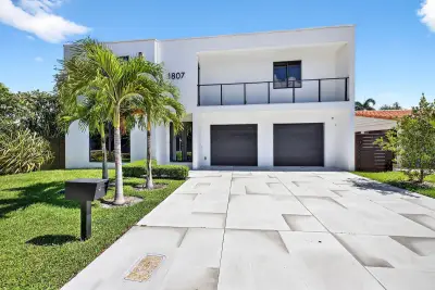 1807 NE 18th St, Fort Lauderdale: photo 1 of 66