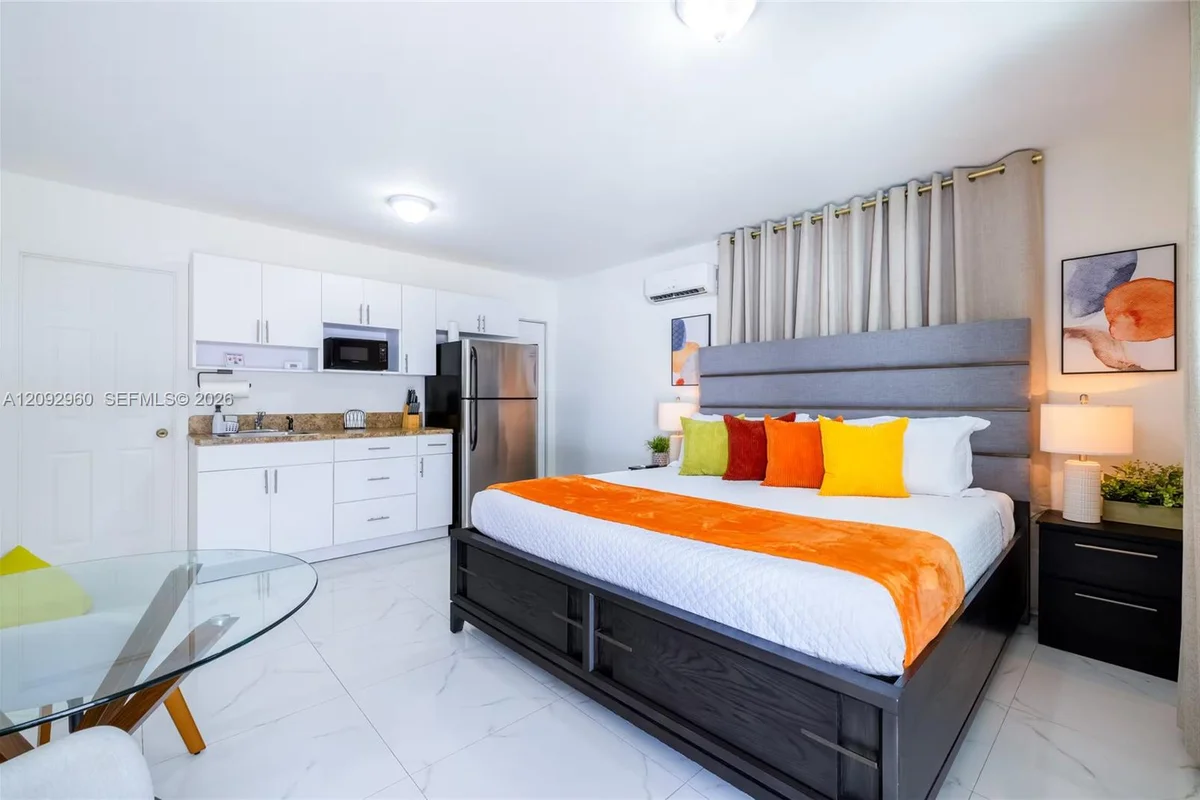 1762 NW 15th St #4, Miami: photo 1 of 26