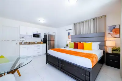 1762 NW 15th St #4, Miami: photo 1 of 26