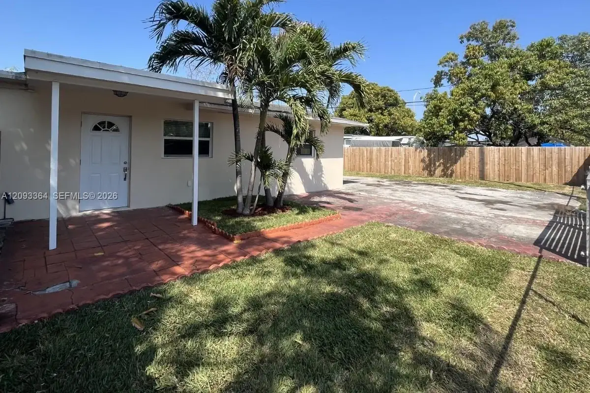 991 E 20th St, Hialeah: photo 1 of 19