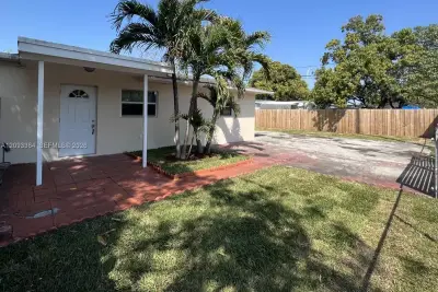 991 E 20th St, Hialeah: photo 1 of 19