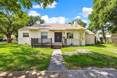 800 NW 46th St, Miami: photo 1 of 10