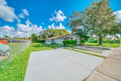 757 NW 95th Ter, Miami: photo 1 of 12
