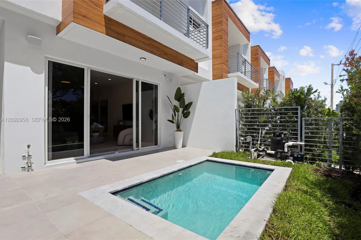 1805 NE 13 St, Fort Lauderdale: photo 1 of 35