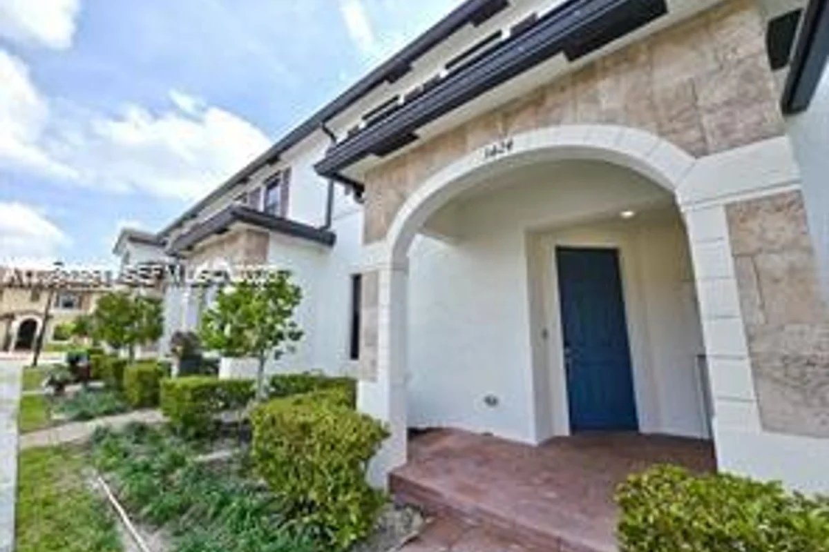 Condo in Hialeah: photo 1 of 25