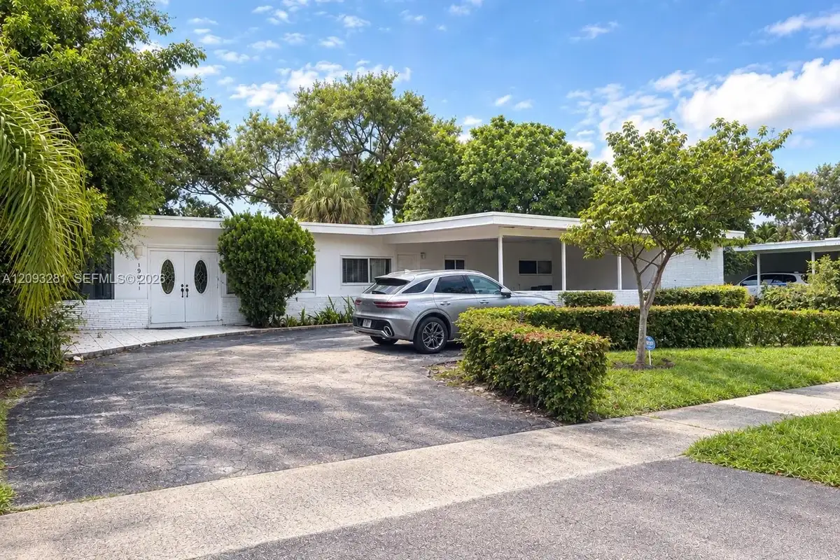 House in North Miami Beach: photo 1 of 40