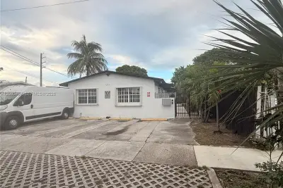 1273 NW 24th St #4, Miami: photo 1 of 22