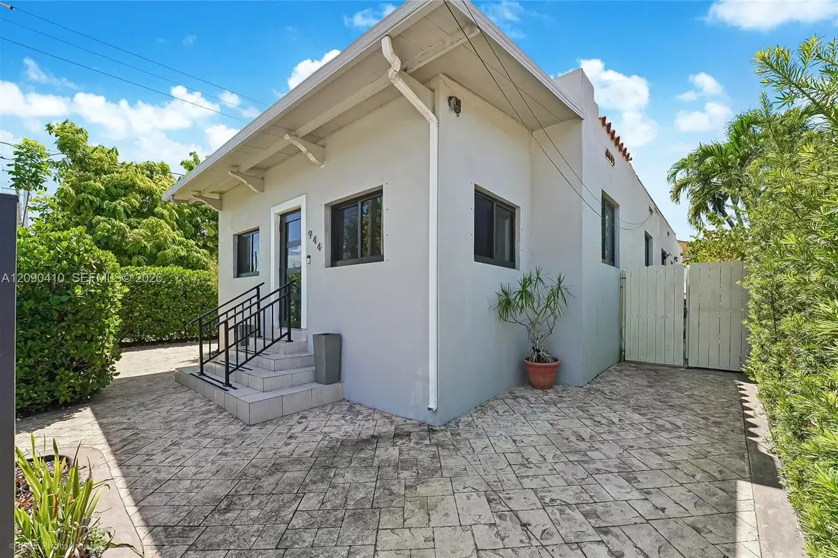 944 SW 10th Ave, Miami: photo 1 of 15