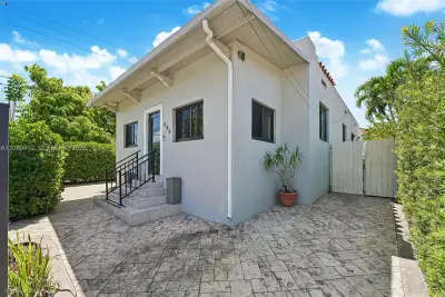944 SW 10th Ave, Miami: photo 1 of 15
